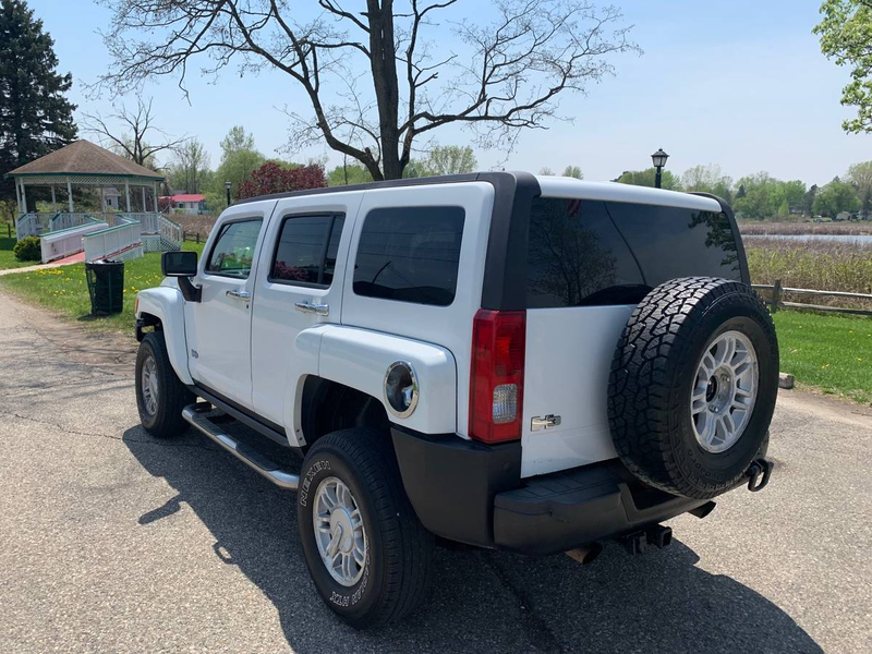 Illustration for article titled At $6,400, Could This 2006 Hummer H3 With a 5-Speed Have You Humming a New Tune?